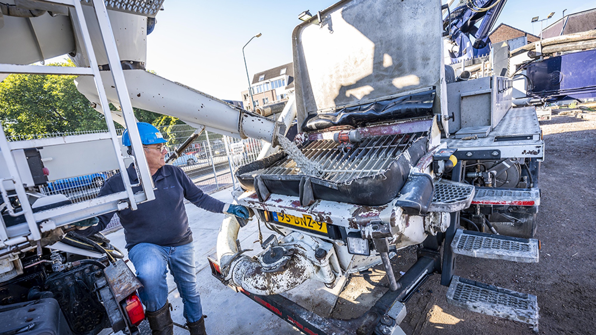 Het cement wordt gestort op de bouwplaats