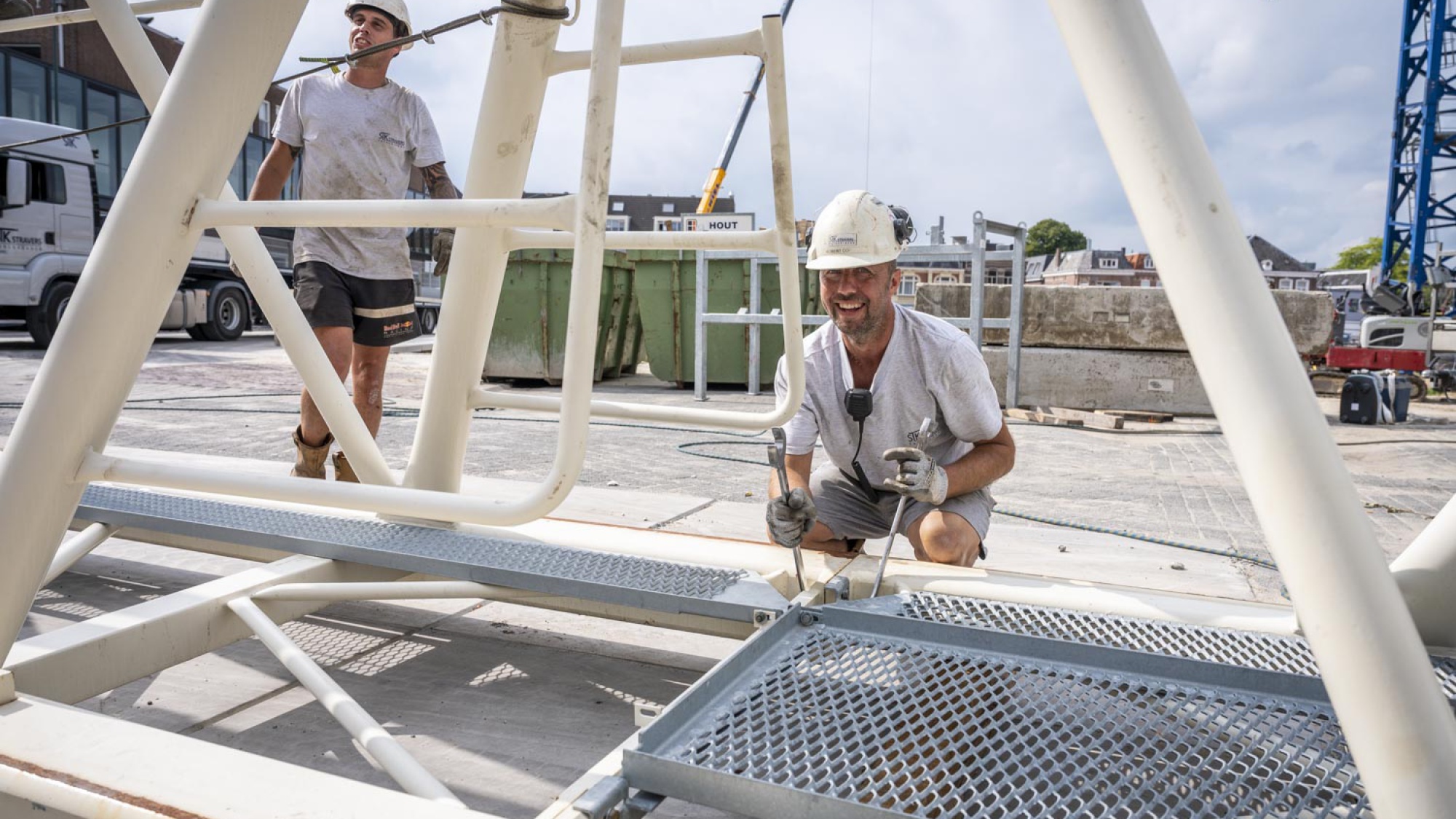 Het eerste deel van de betonnen keldervloer is gestort en gevlinderd