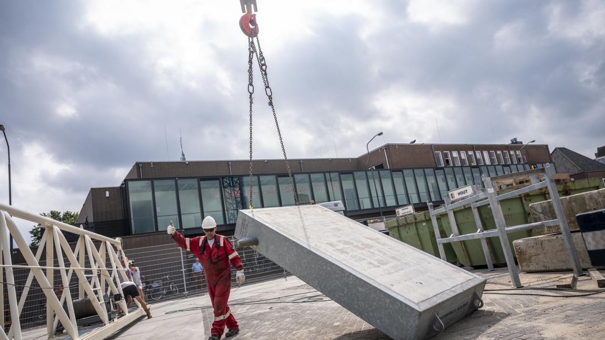 Het eerste deel van de betonnen keldervloer is gestort en gevlinderd