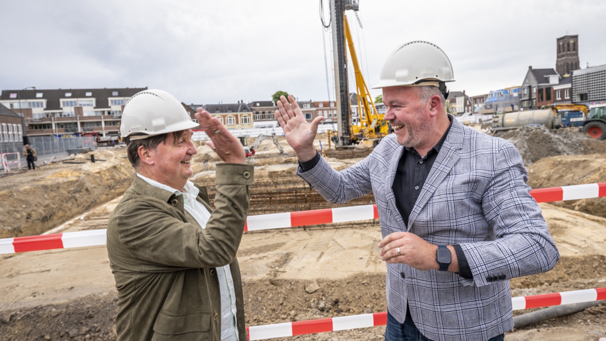 Wethouder Dolf Warris geeft een high five met Wethouder Frank Den Brok