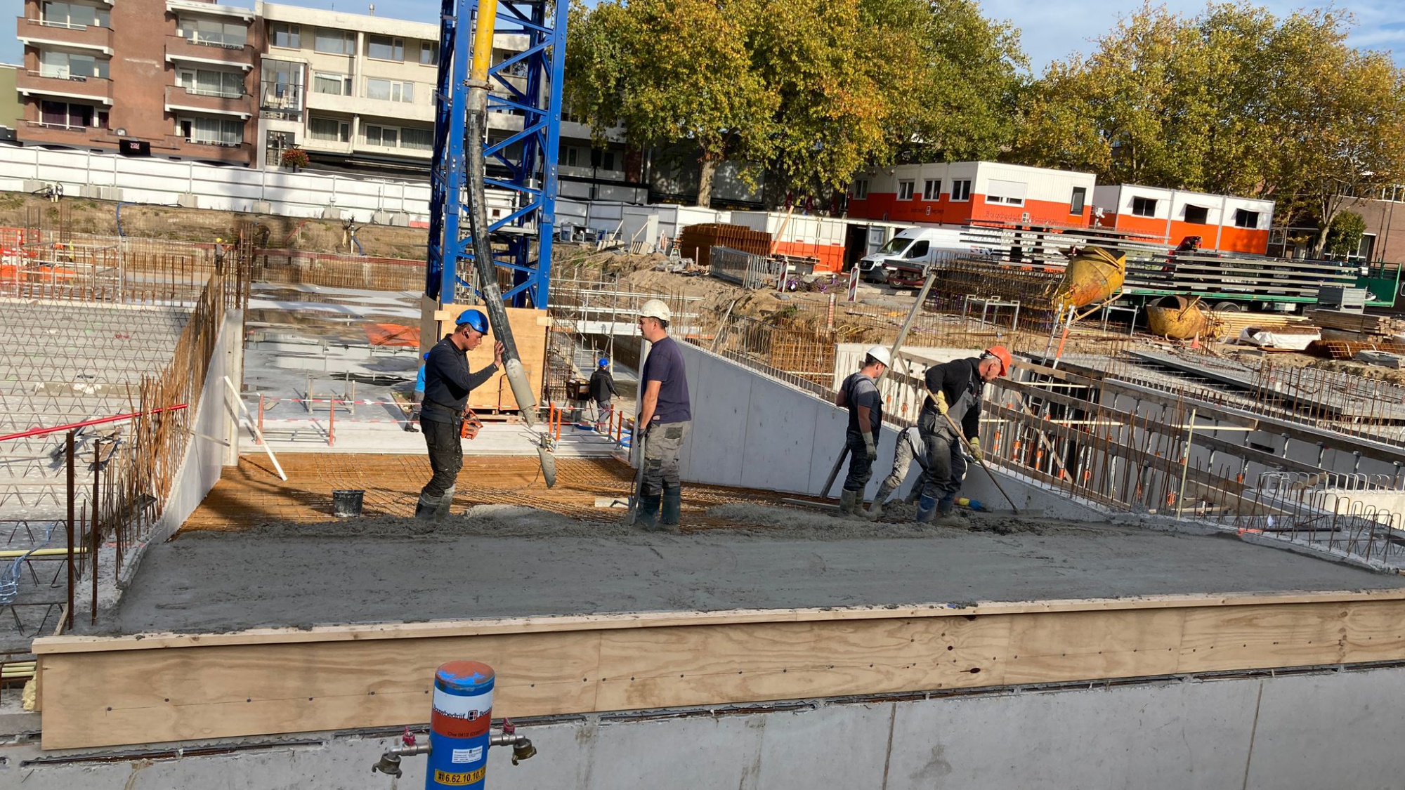 Storten van beton op de bouwplaats 