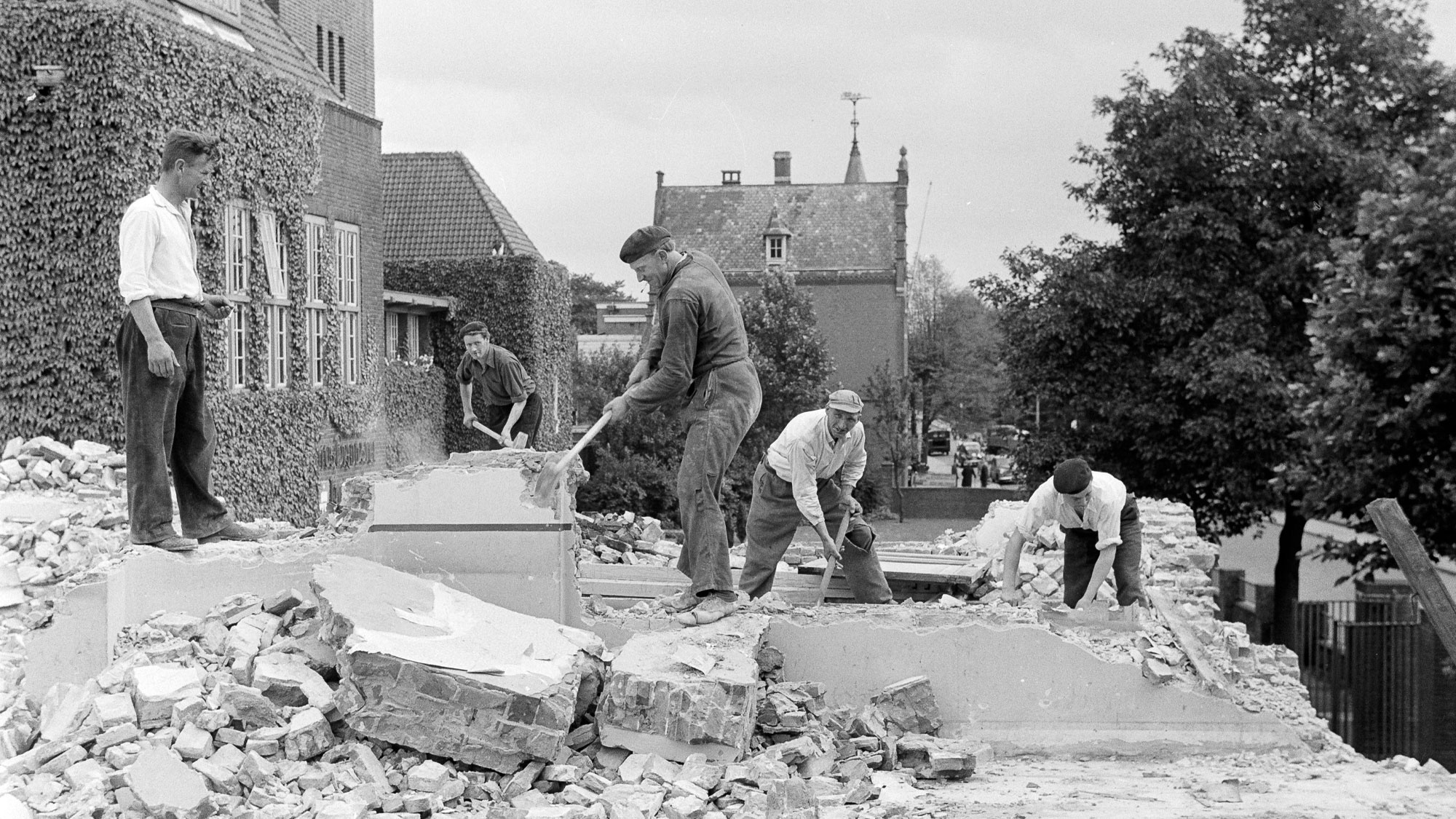 Afbraak Villa Josina voor uitbreiding TBL, in 1953