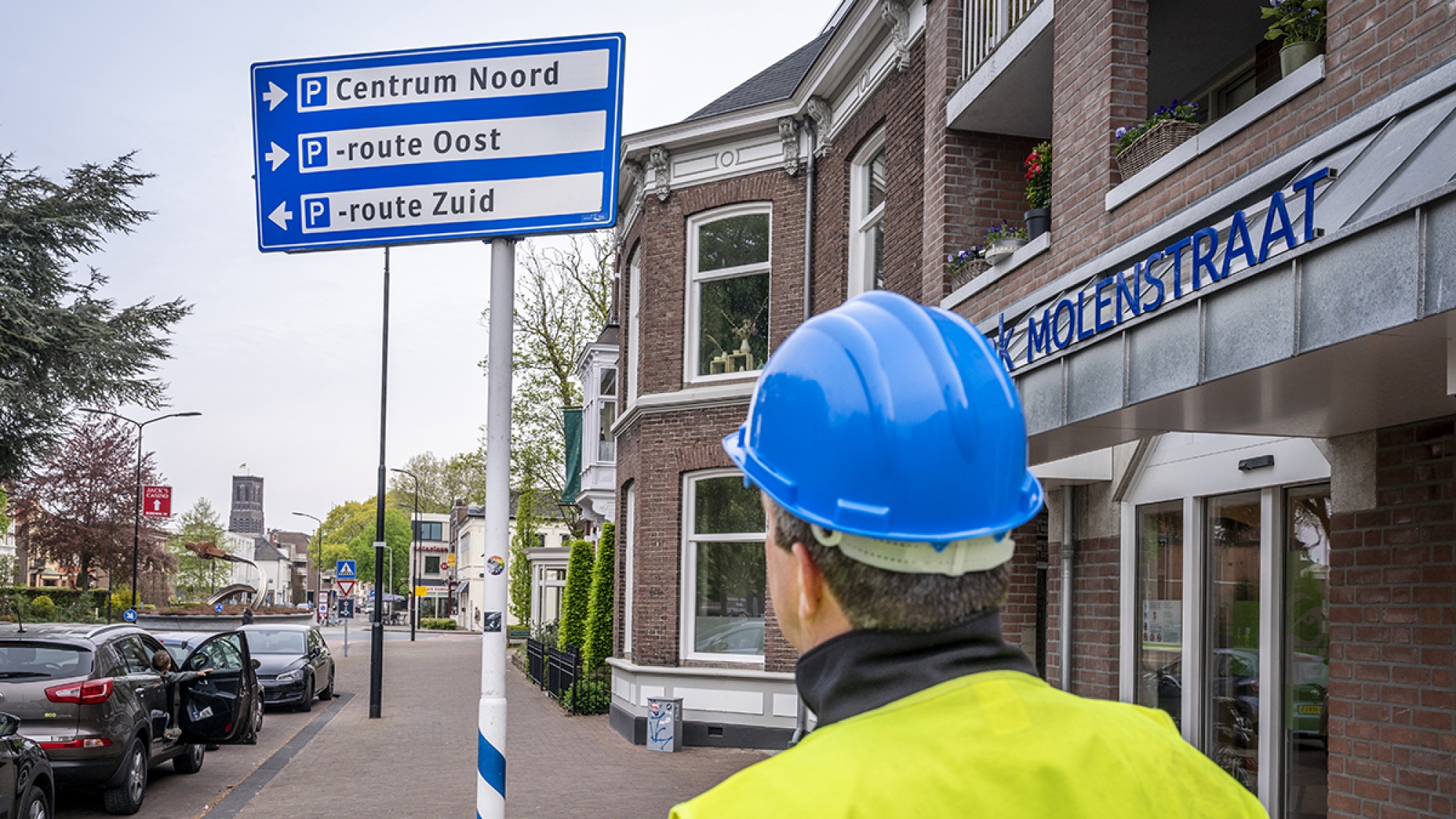 Bas Timmers loopt rond in de omgeving van het Walkwartier