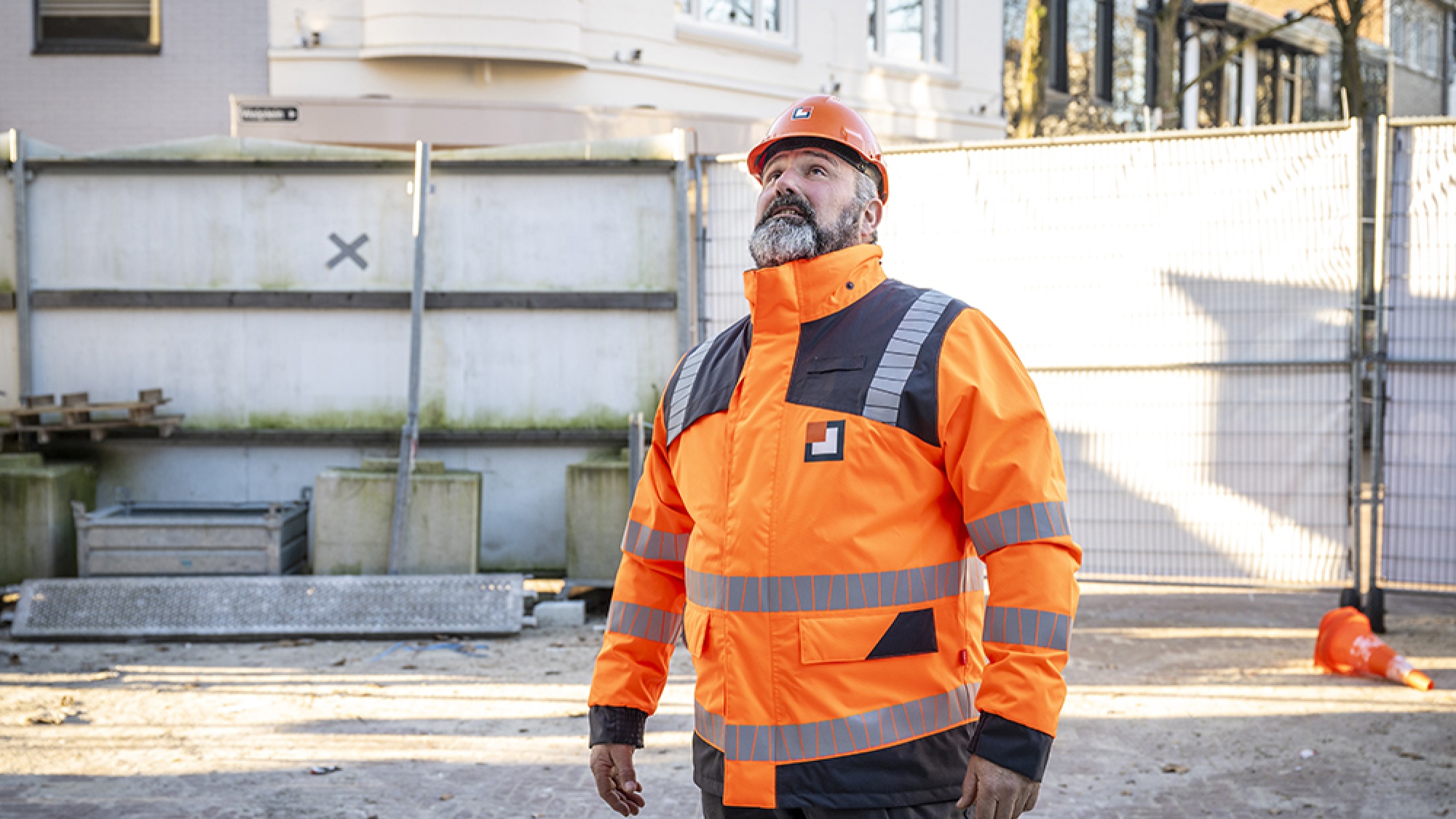 Emiel Voeten kijkt naar de hoogte van een gebouw 