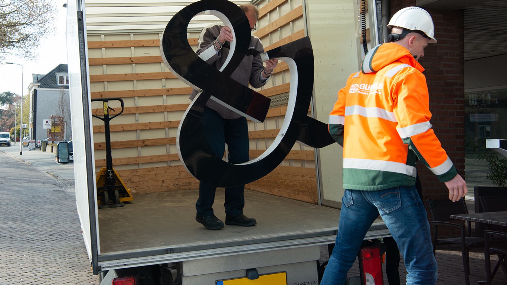 Letters van het logo worden in de bus geladen