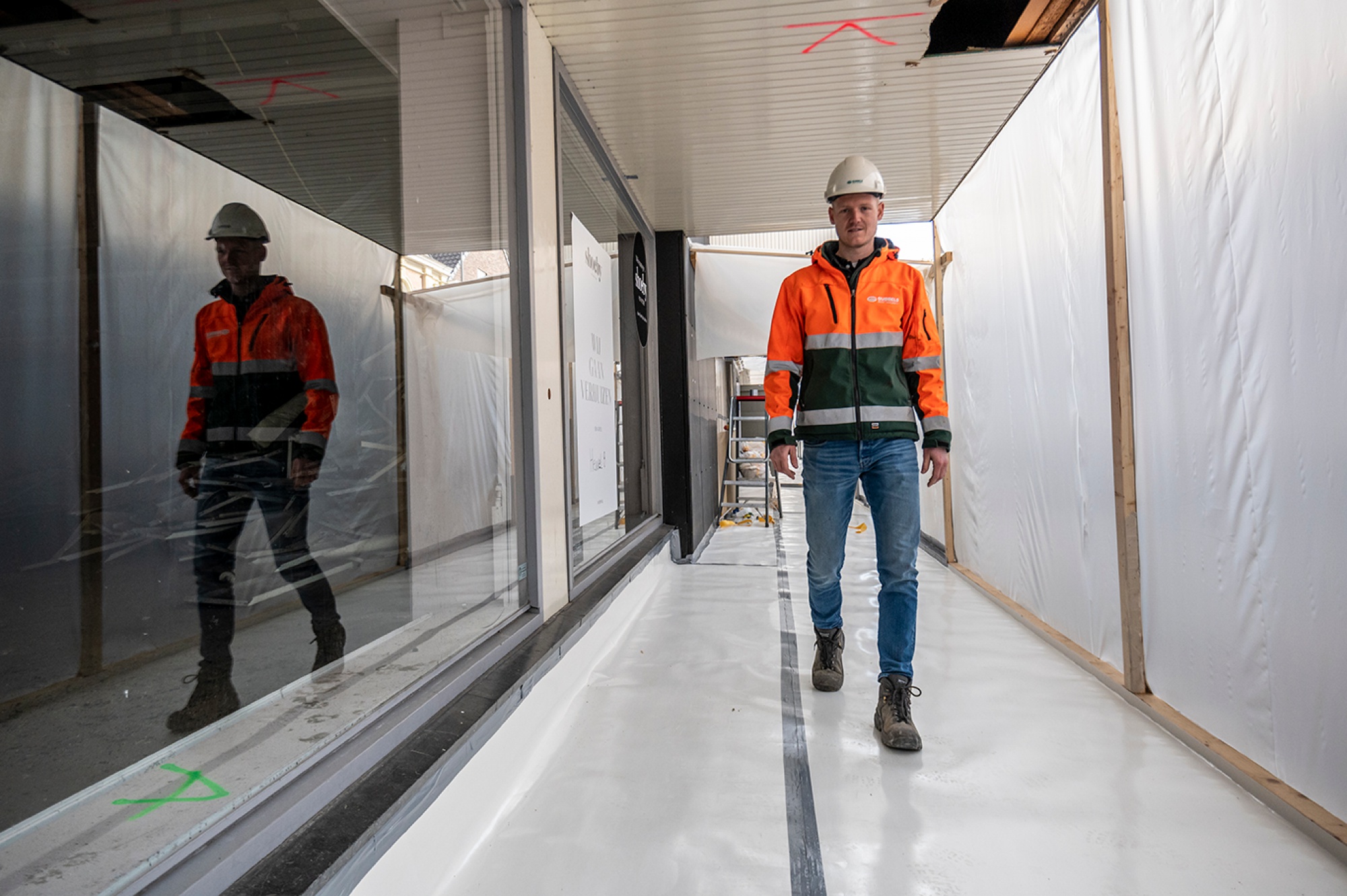 Tijs Gubbels in het pand aan het werk