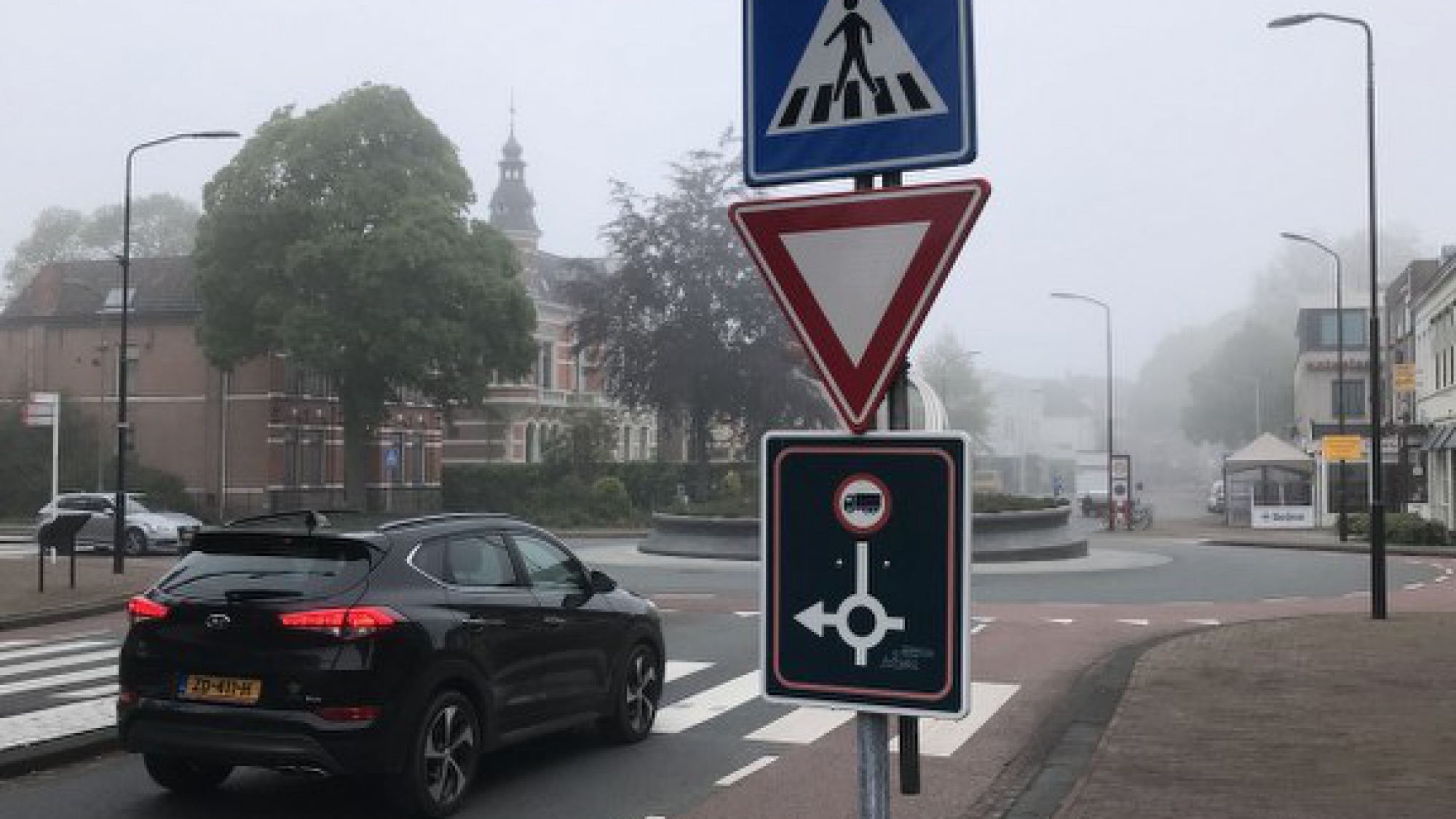 Het onderste bord is een voorbeeld van de eigen verkeersborden die geplaatst zullen worden. 