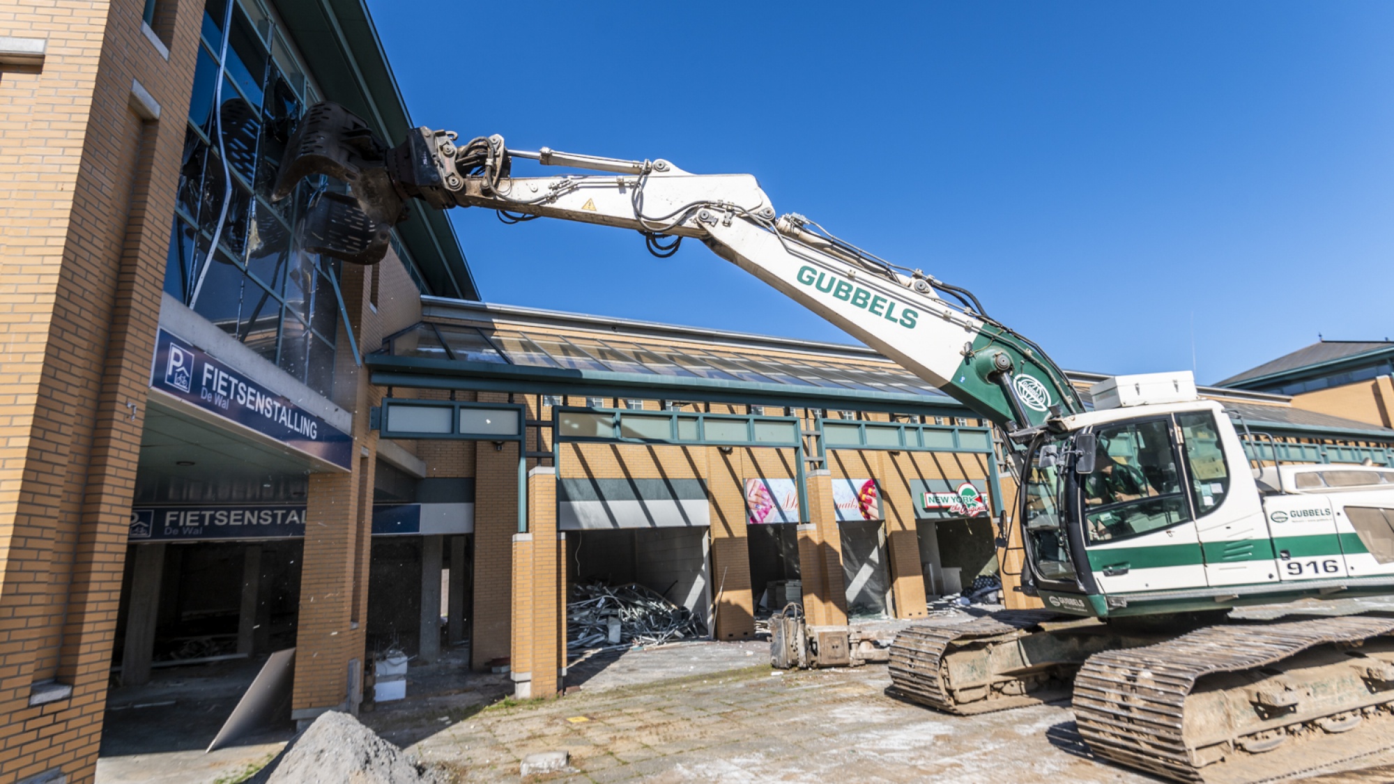 Graafmachine maakt de eerste dingen kapot