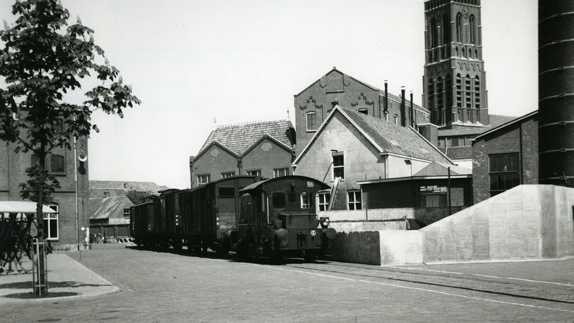 Fabrieksterrein binnenplaats, naast Grote Kerk, Oss