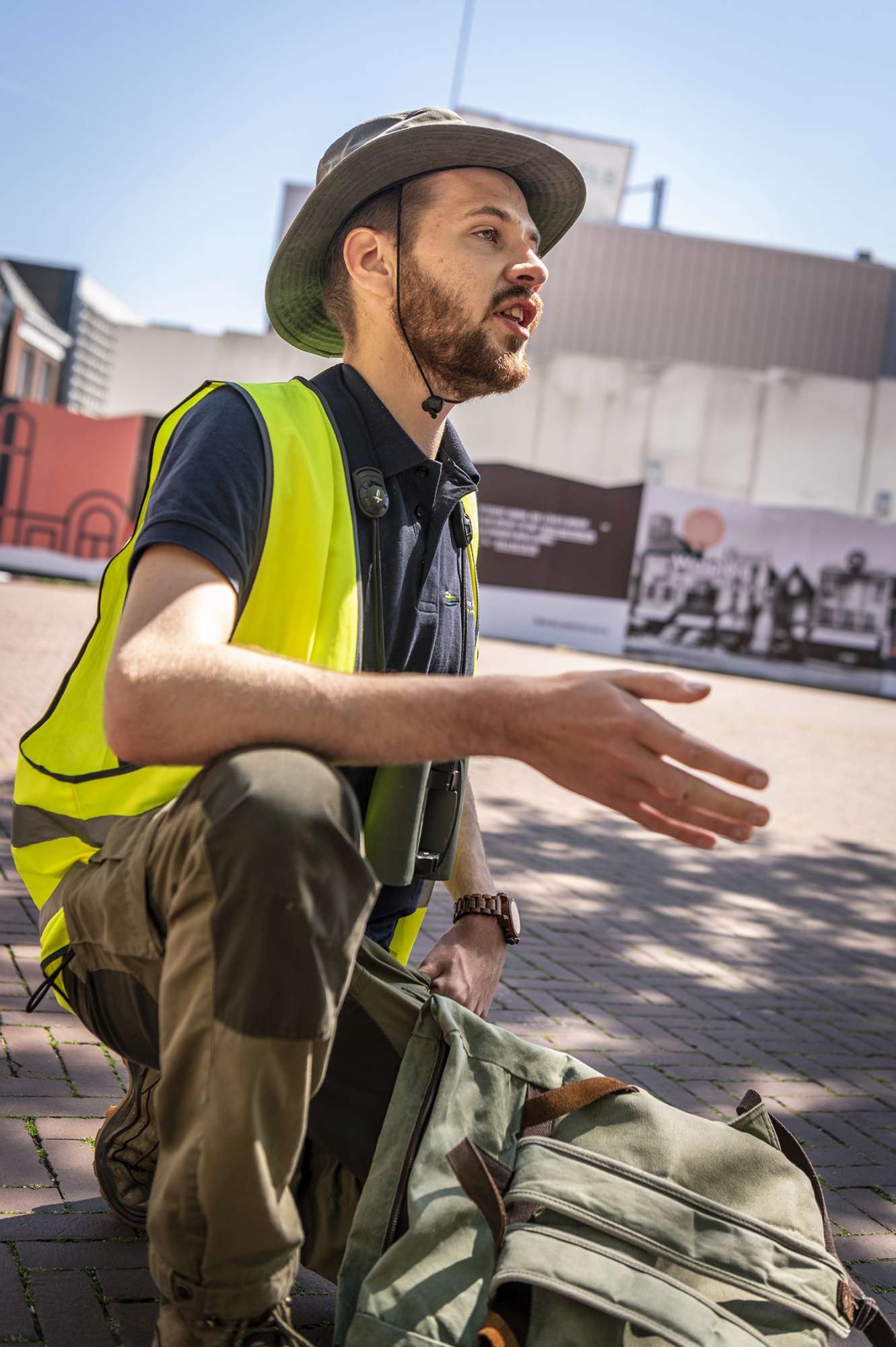 Junior ecoloog Ruben van Laar voor het oude V&D gebouw