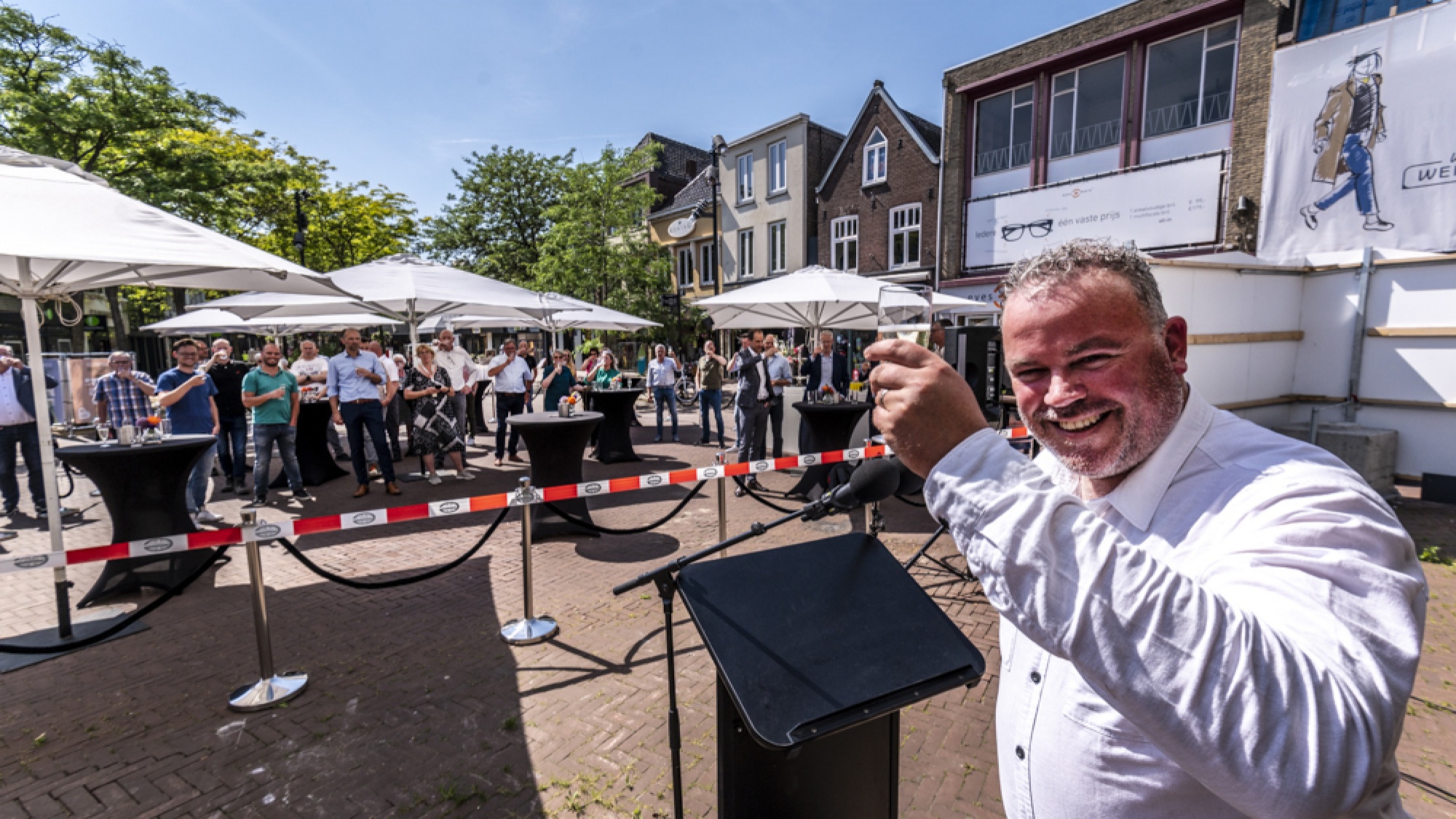 Wethouder Frank den Brok met een toast