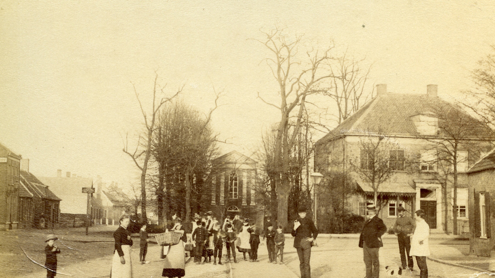 Walplein in 1892 gezien richting oosten. Prot. kerk en pastorie (nu V&D), rails 'Vuurloze' rechts uit Molenstraat