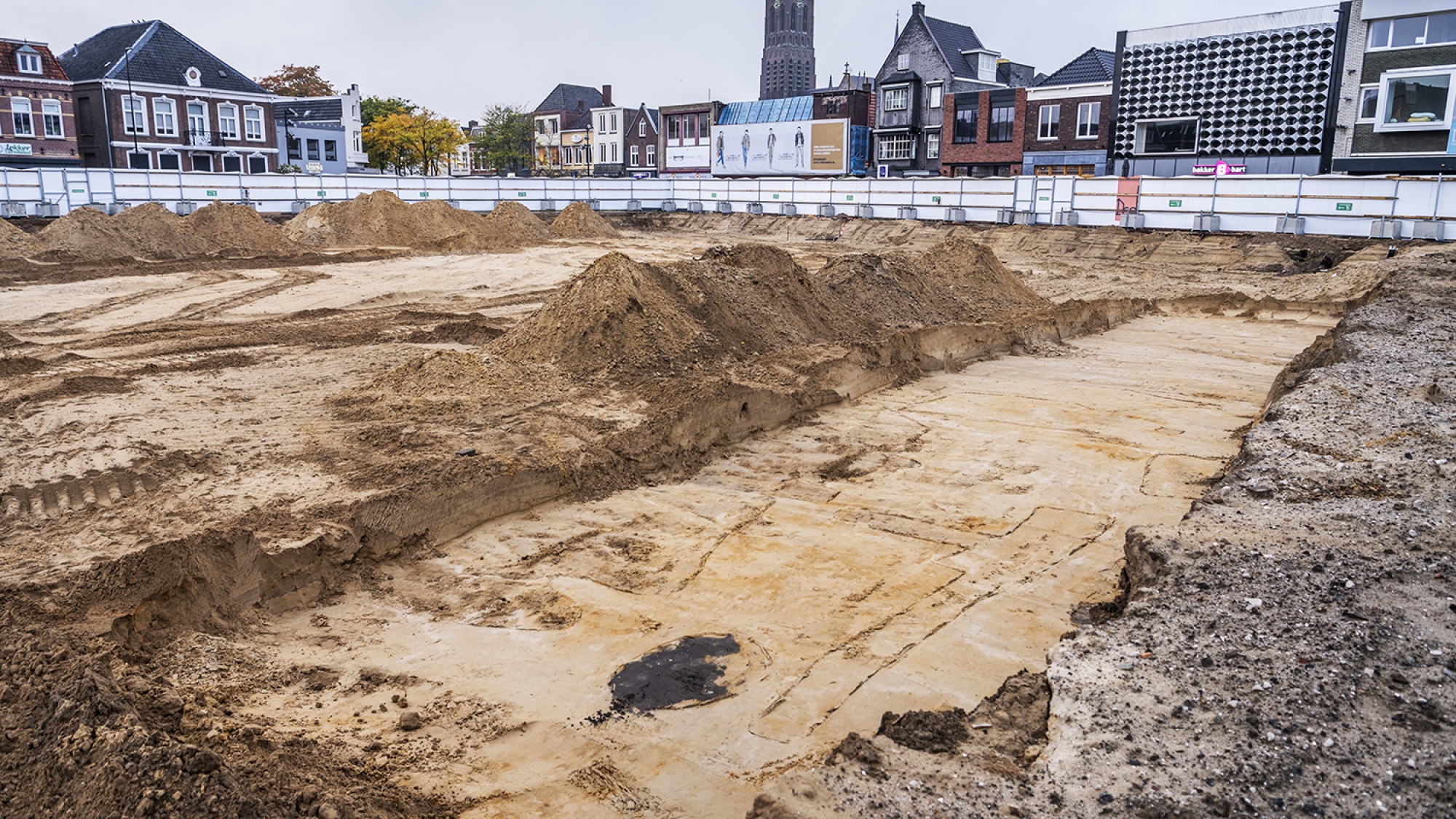 Het gegraven gat op het bouwterrein.