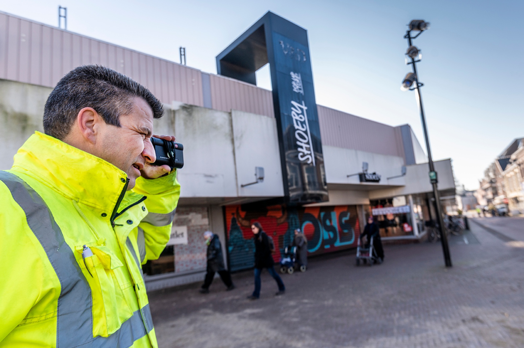 Bas Timmers in actie rondom de bouwplaats