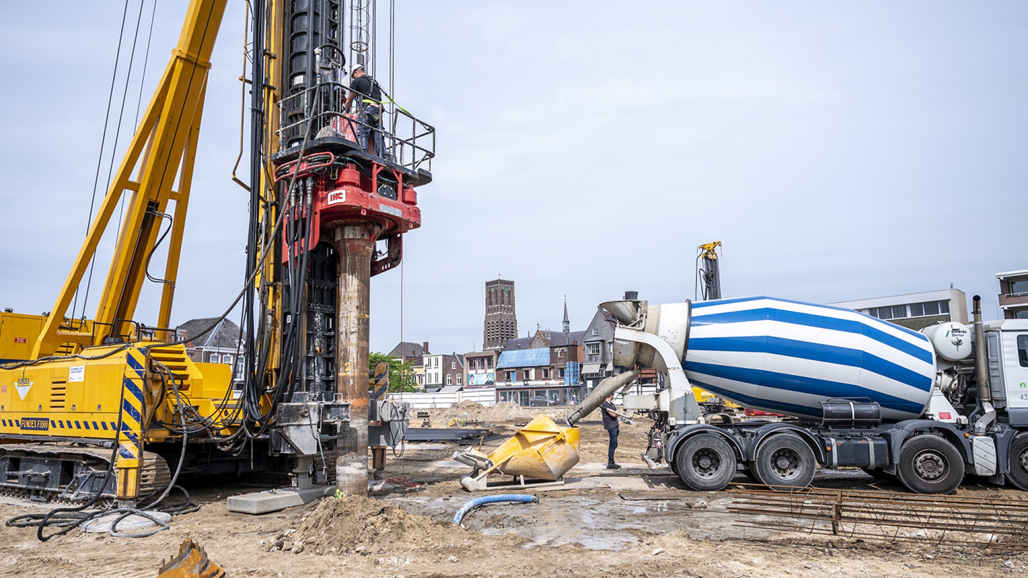 de Fundex boormachine op de bouwplaats 