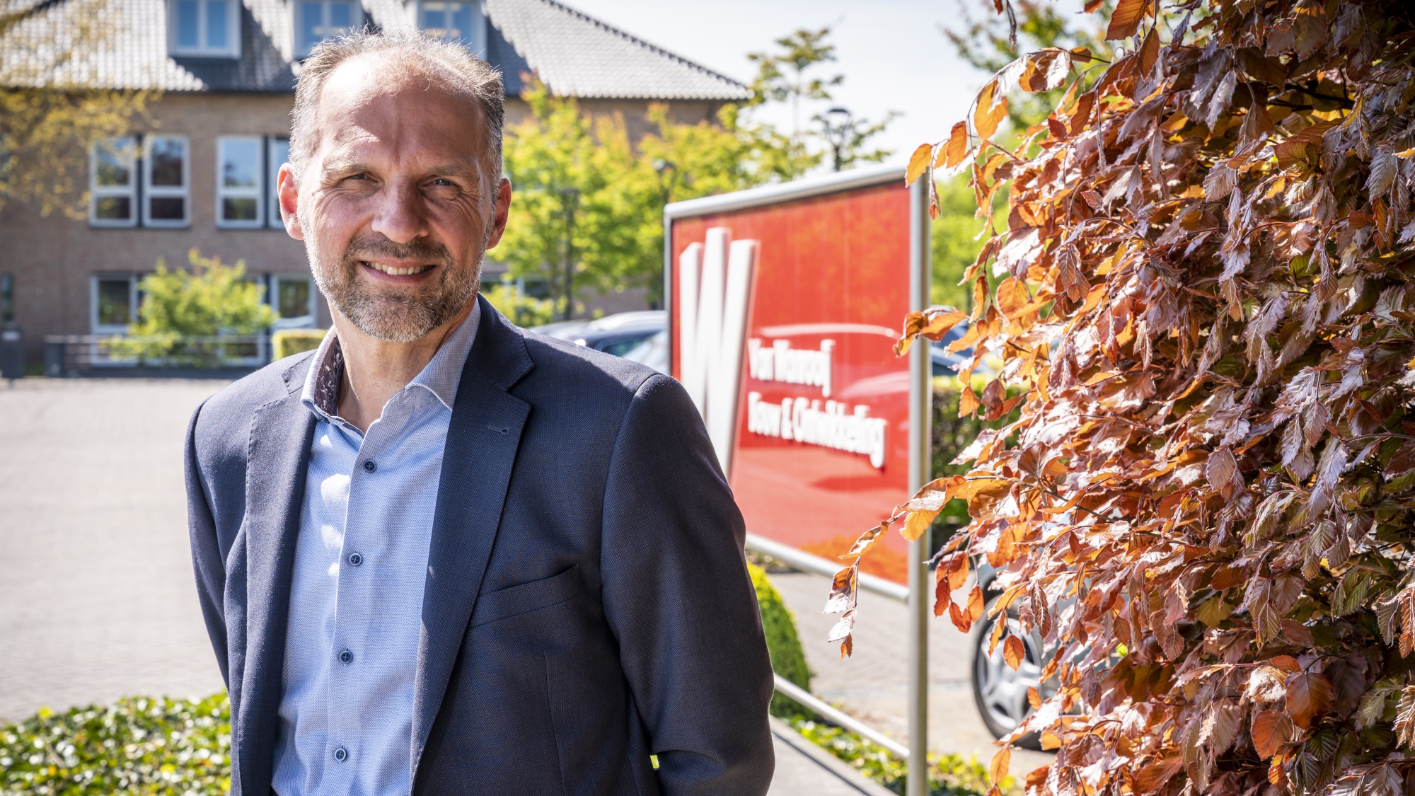 Michael voor een rood Van Wanrooij bord. 