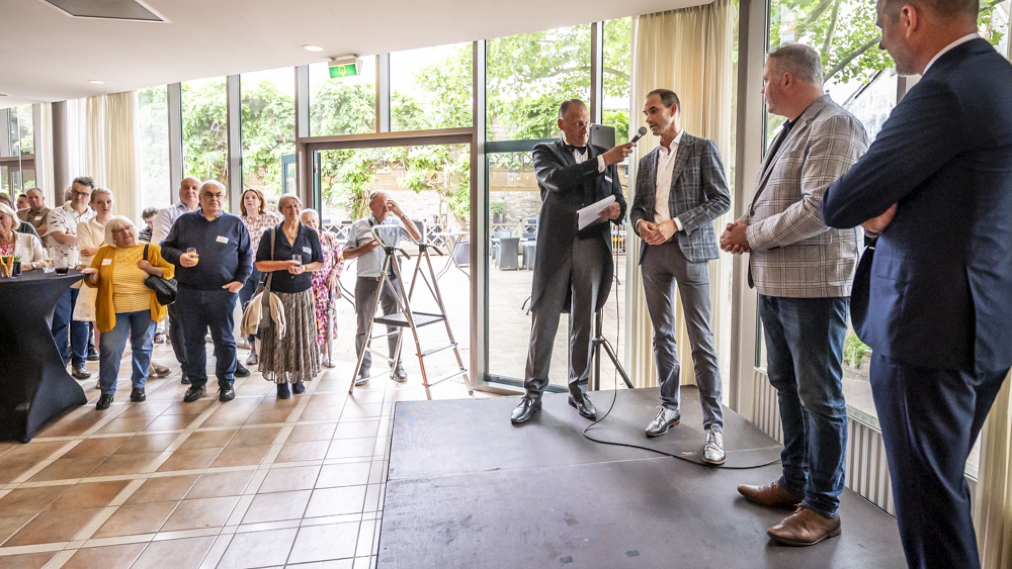 toekomstige bewoners van het walkwartier luisteren naar Alphons, Clemie, Dolf en Frank