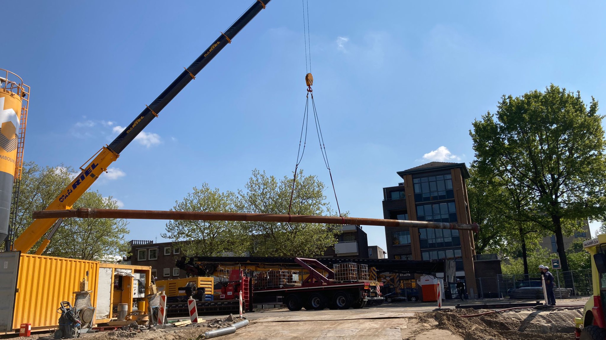 De boor paal komt wordt geplaatst op het bouwterrein 