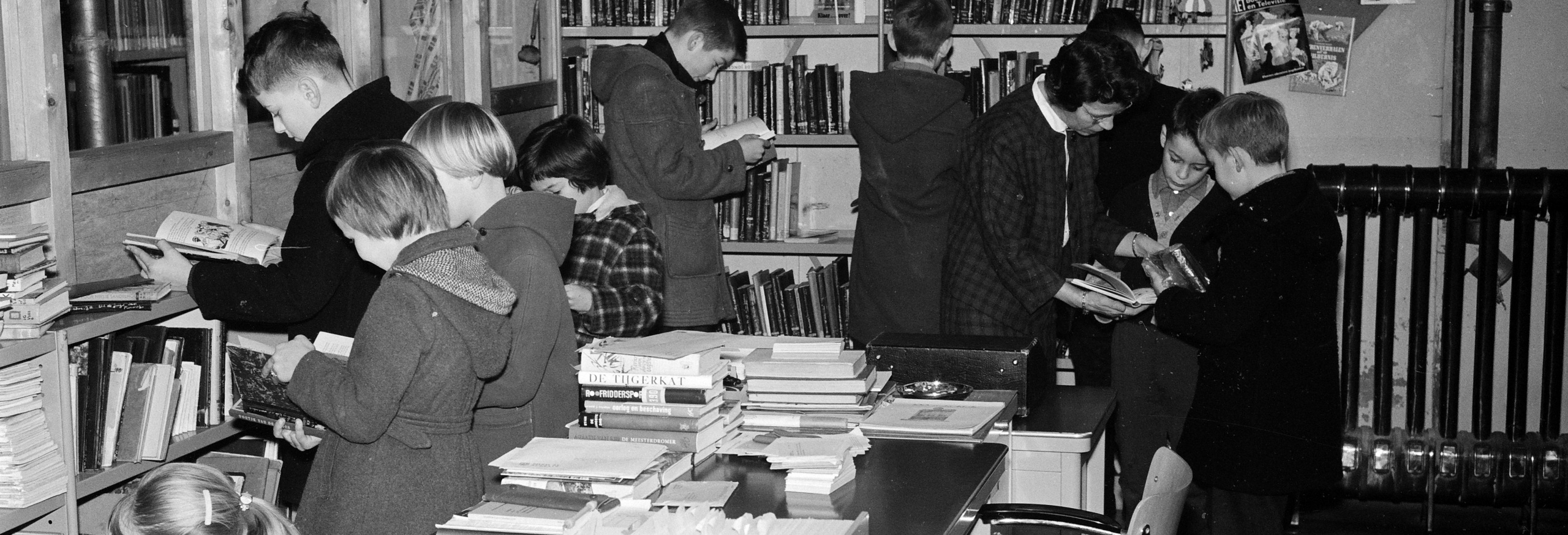 Openingsfeest van de Bieb. Er zijn kinderen in de leeszaal aan het lezen