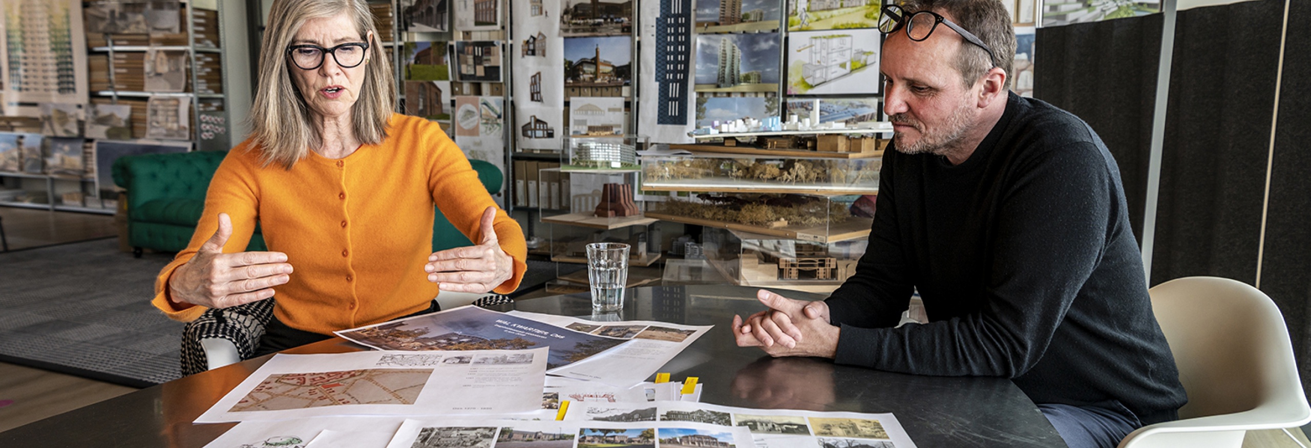 Liesbeth van der Pol & Patrick Cannon van Dok Architecten aan het werk aan de ontwerptafel