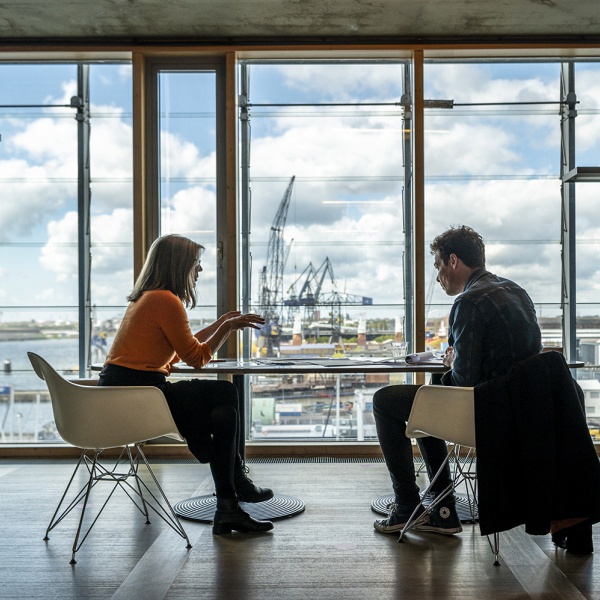 Liesbeth van der Pol & Patrick Cannon van Dok Architecten aan het werk aan de ontwerptafel