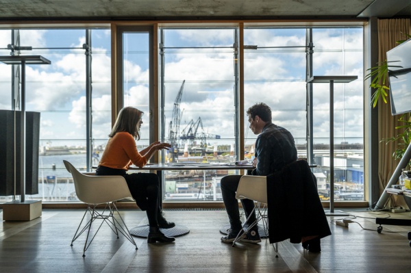 Liesbeth van der Pol & Patrick Cannon van Dok Architecten aan het werk aan de ontwerptafel