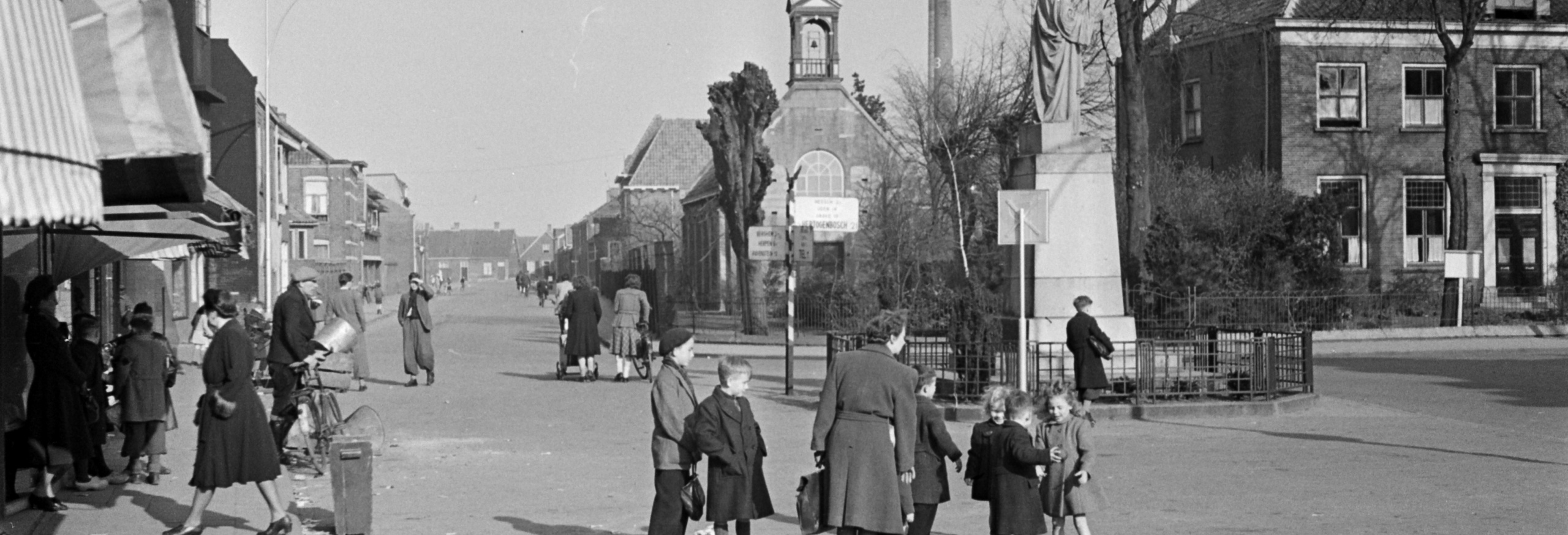 Walstraat in 1949, gezien vanaf Walplein, met port. kerkje en Heilig Hartbeeld