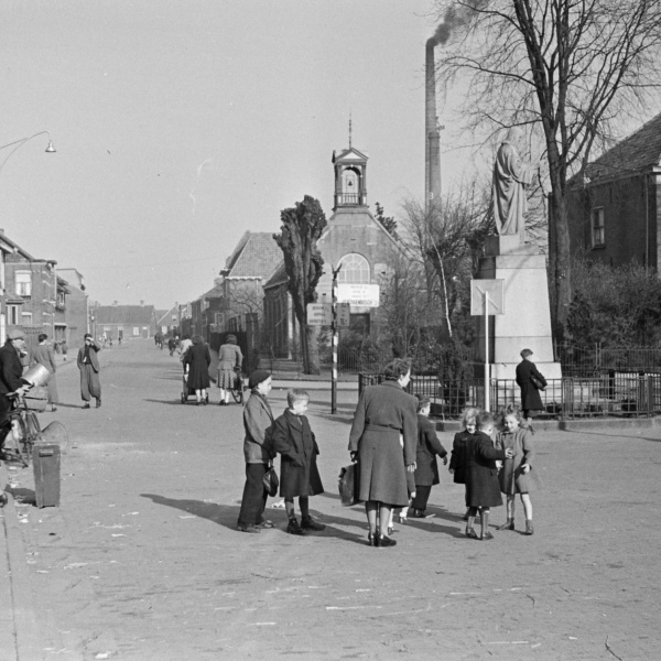 Walstraat in 1949, gezien vanaf Walplein, met port. kerkje en Heilig Hartbeeld