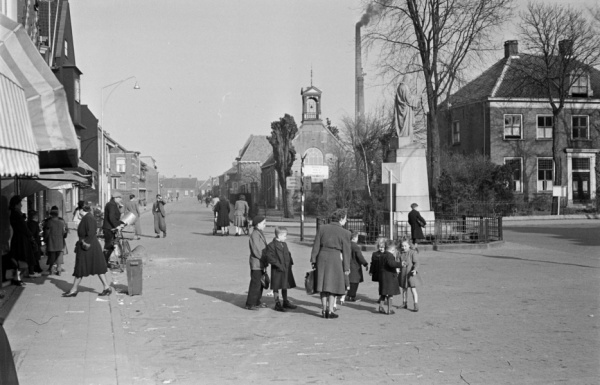 Walstraat in 1949, gezien vanaf Walplein, met port. kerkje en Heilig Hartbeeld