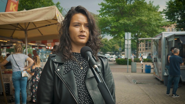 Een vrouw wordt geïnterviewd over welk gebouw zij het mooiste en het lelijkste vindt in Oss.