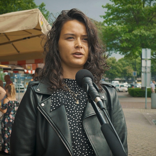 Een vrouw wordt geïnterviewd over welk gebouw zij het mooiste en het lelijkste vindt in Oss.