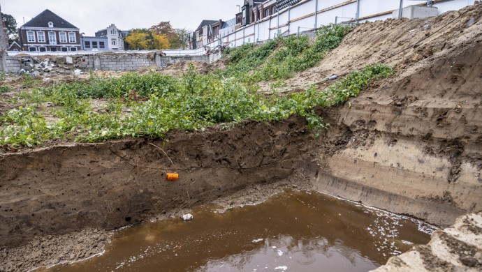 Een diep gegraven gat in de grond. 