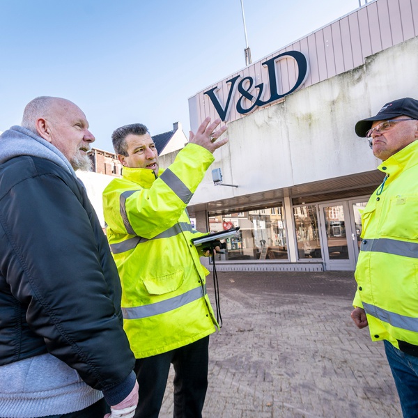 Bas Timmers in gesprek rondom de bouwplaats