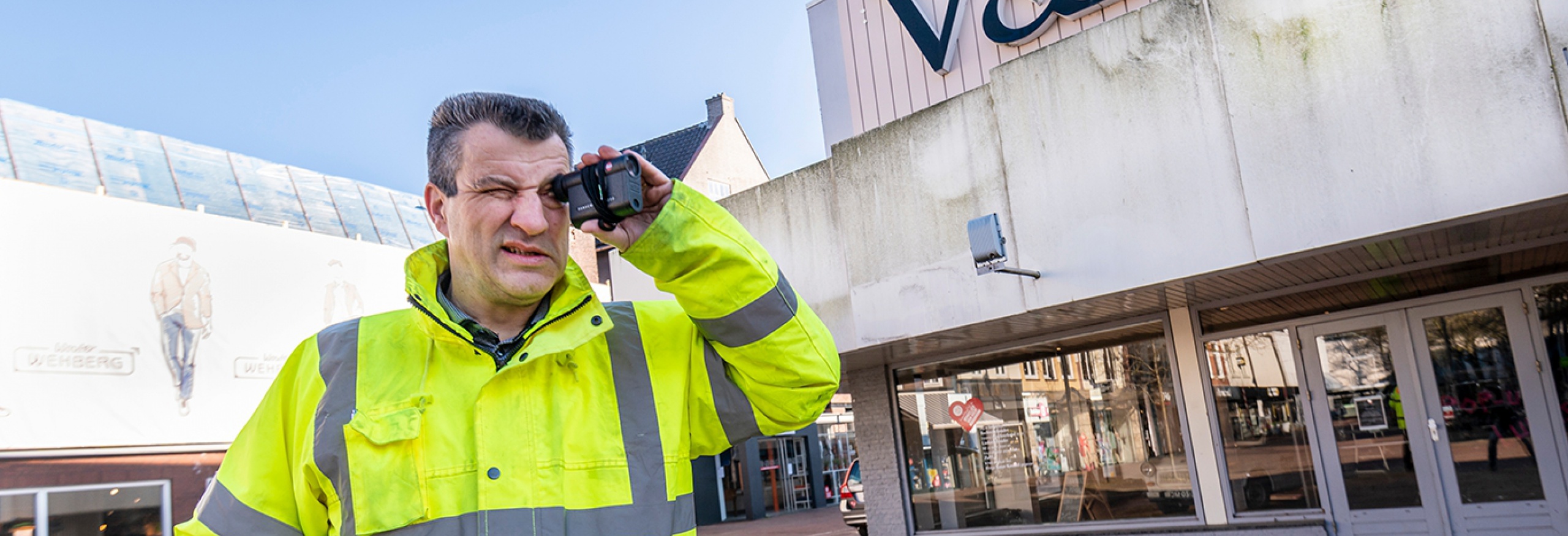 Bas Timmers in actie rondom de bouwplaats