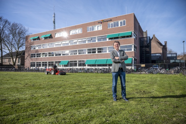 Tom op het sportveld voor het tbl