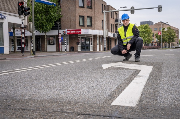 Bas Timmers op de weg met pijl naar links 