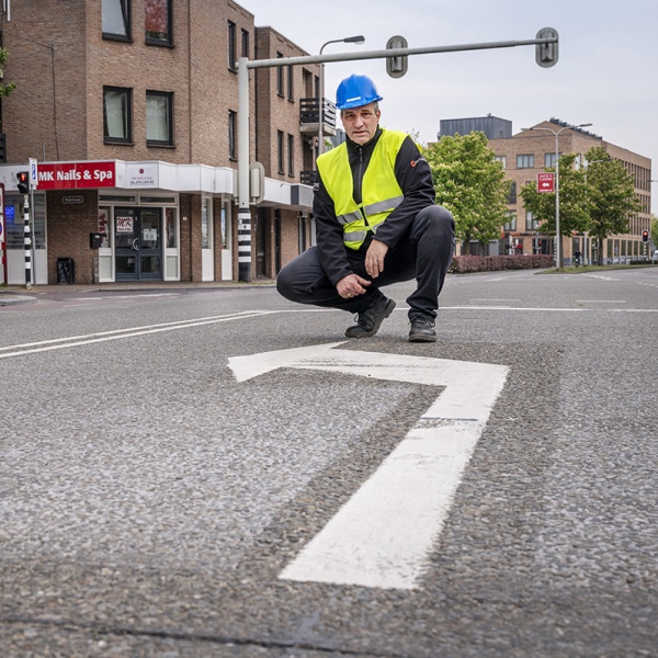 Bas Timmers op de weg met een pijl naar links 