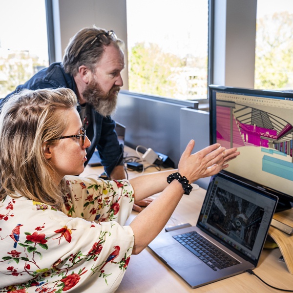 Tessa en Aat voor de computer 