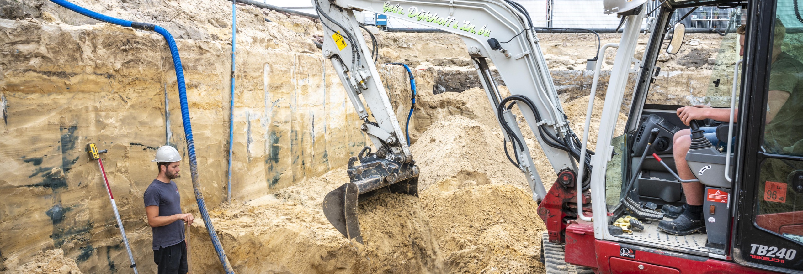 Graafmachine aan het werk op bouwplaats