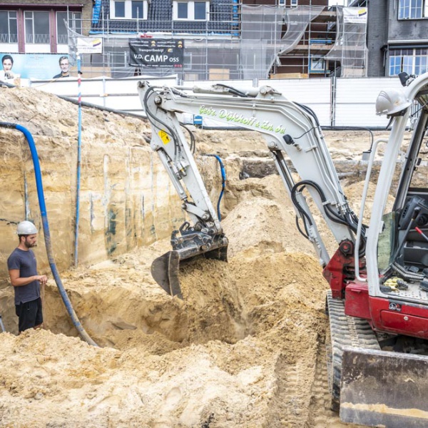 Graafmachine aan het werk op bouwplaats