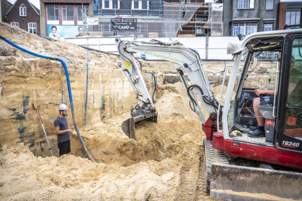 Graafmachine aan het werk op bouwplaats