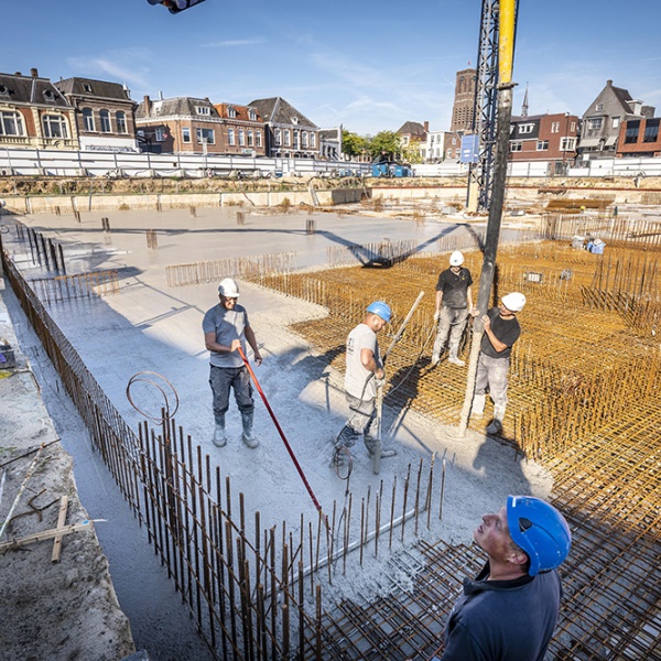 Het beton wordt gestort op het terein van het Walkwartier