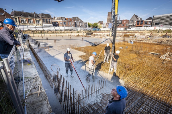 Het beton wordt gestort op het terein van het Walkwartier