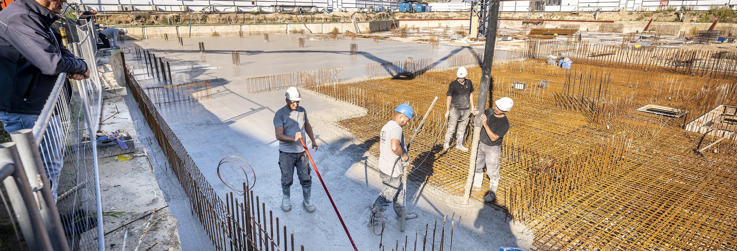 Het beton wordt gestort op het terein van het Walkwartier