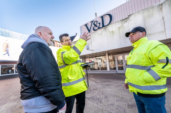 Bas Timmers in gesprek rondom de bouwplaats