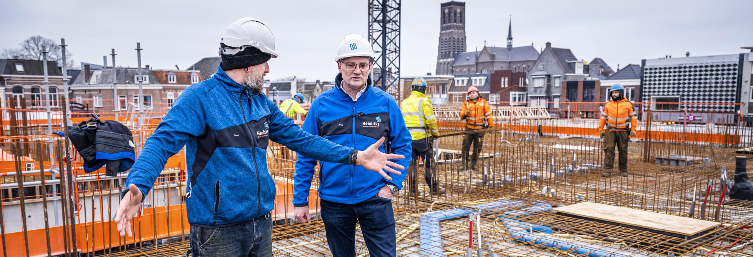 Theo Hofmans in overleg met zijn collega op de bouwplaats
