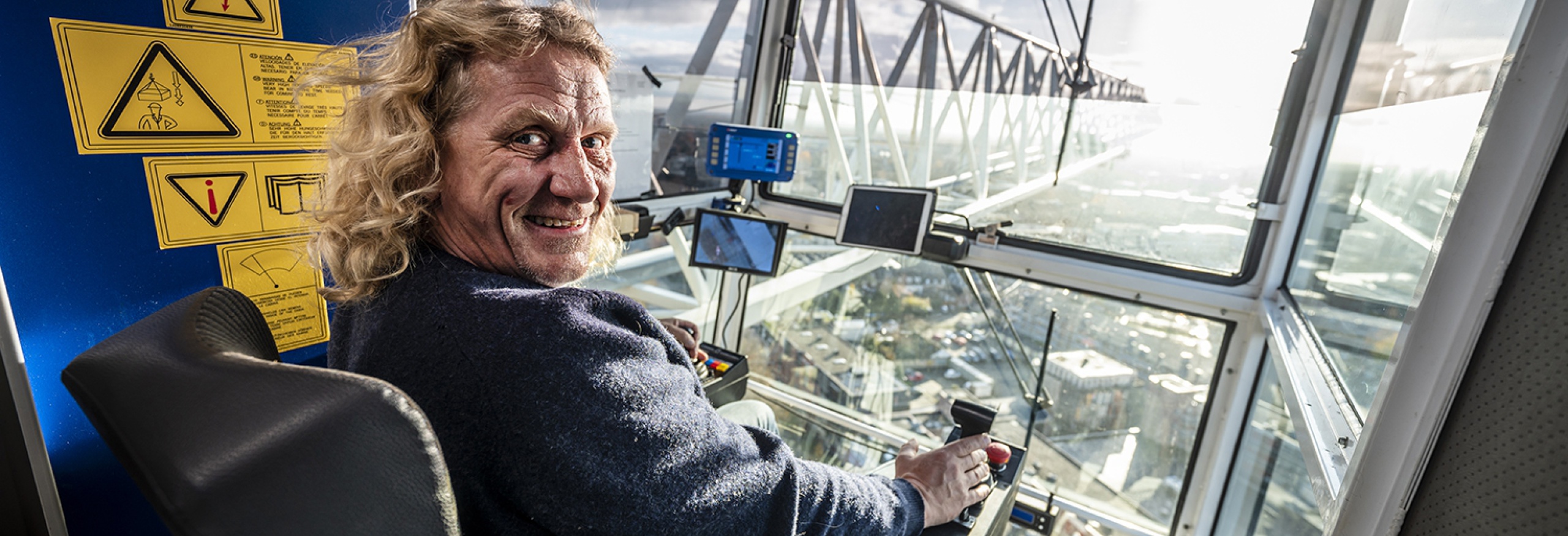 Kraanmachinist Herman Douma aan het werk