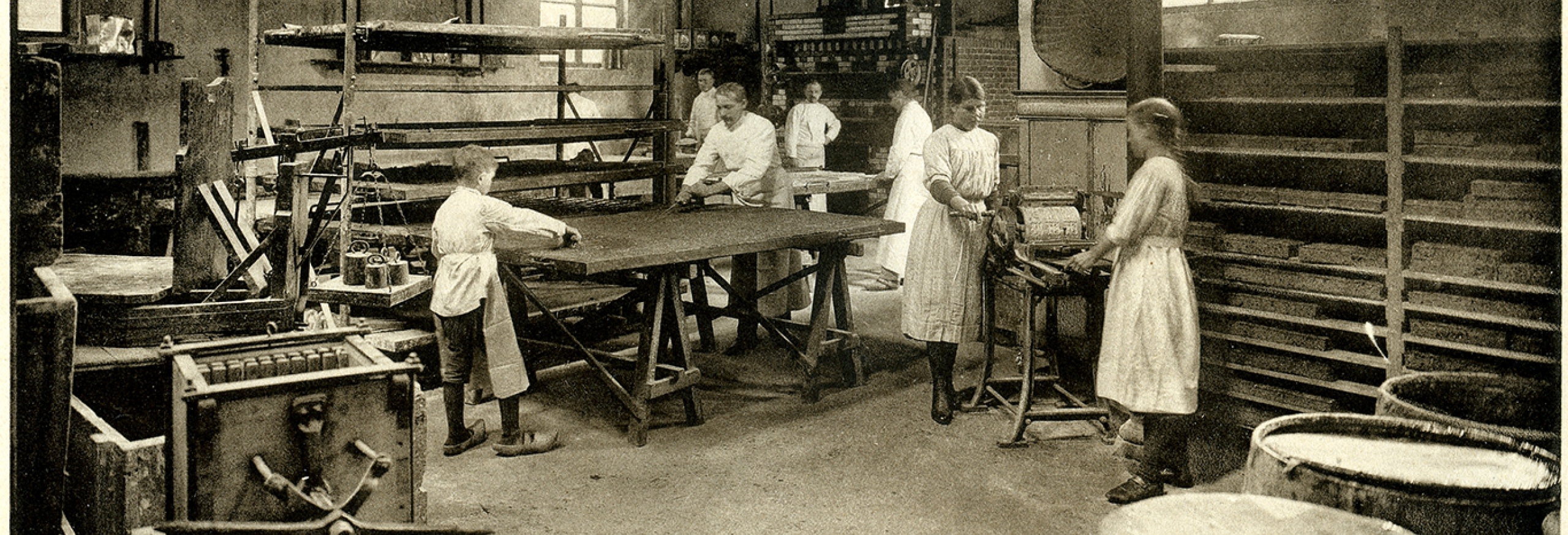 Werknemers aan het werk in de koekfabriek De Ster