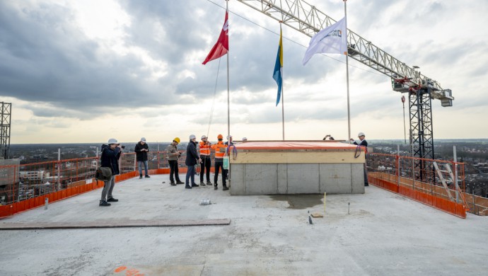 De drie vlaggen worden gehezen op het hoogste punt van het Walkwartier